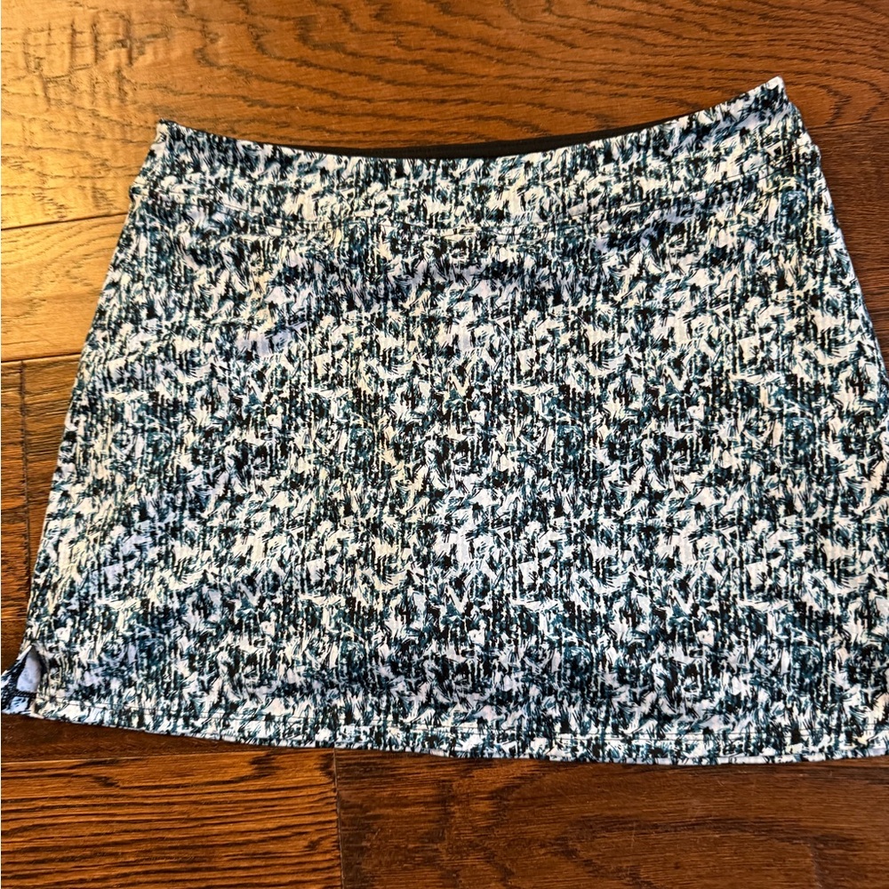 Stylish Women’s Tranquillity  Medium black biker shorts & White & peach Skirt - Picture 2 of 6